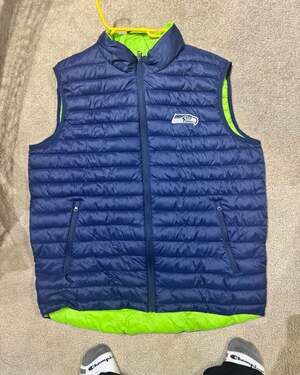NFL Seattle Seahawks Reversible Lightweight Puffer Vest Navy &  Green Men's XL